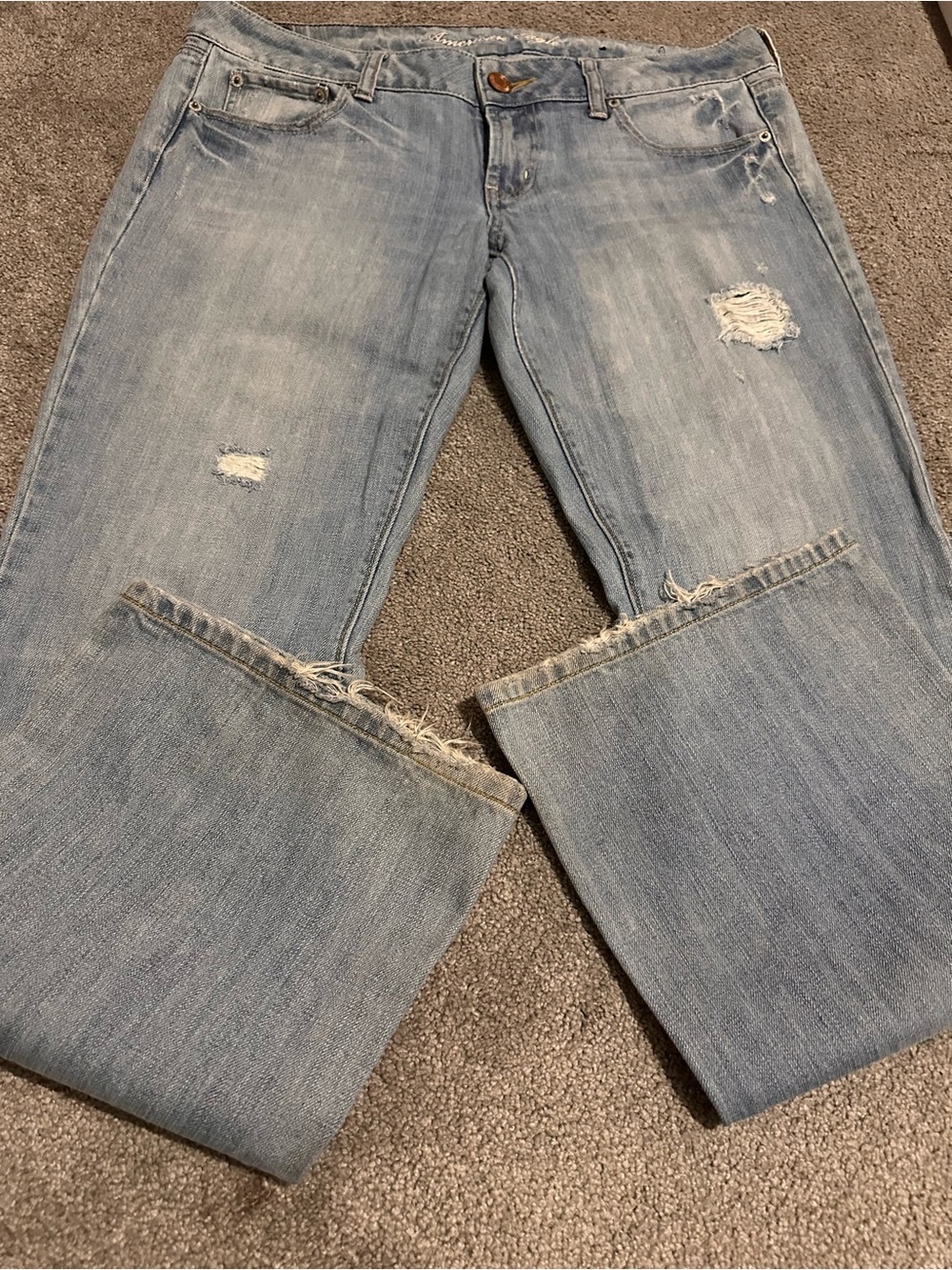 American Eagle Favorite Boyfriend Distressed Jeans Size 8 Light Wash - Picture 7 of 10
